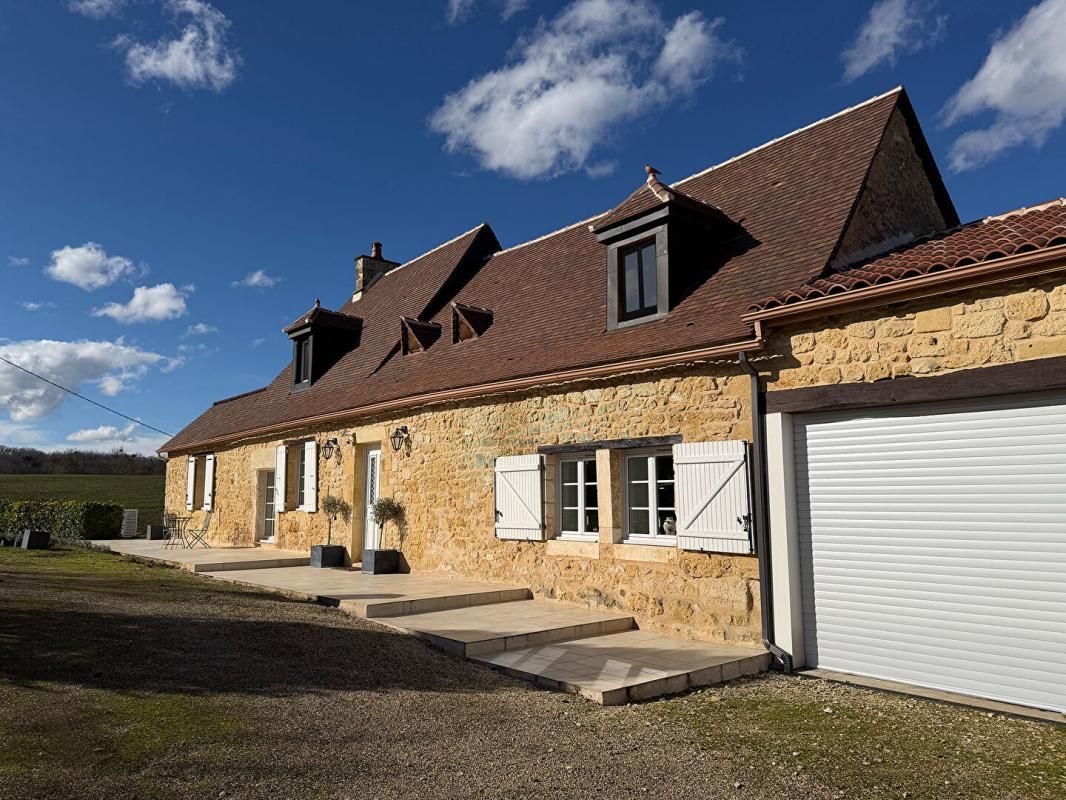 FAUX Ferme rénovée avec finition exceptionnel, piscine et 3 hectares de terrain 2