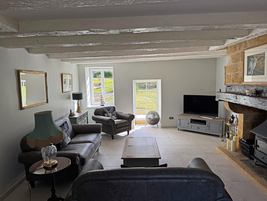 FAUX Ferme rénovée avec finition exceptionnel, piscine et 3 hectares de terrain 3