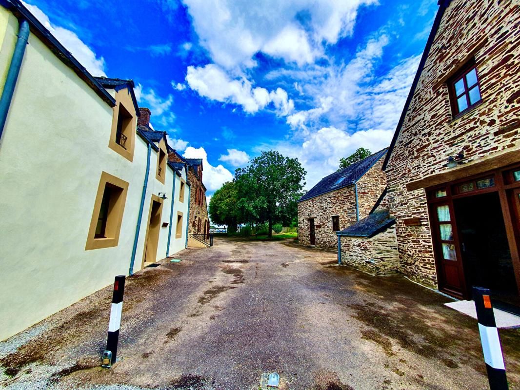 Complexe de gîtes en excellent état et piscine chauffée au bourg. 4 maisons -12 chambres, 8 salles de bains, plage à 30 minutes