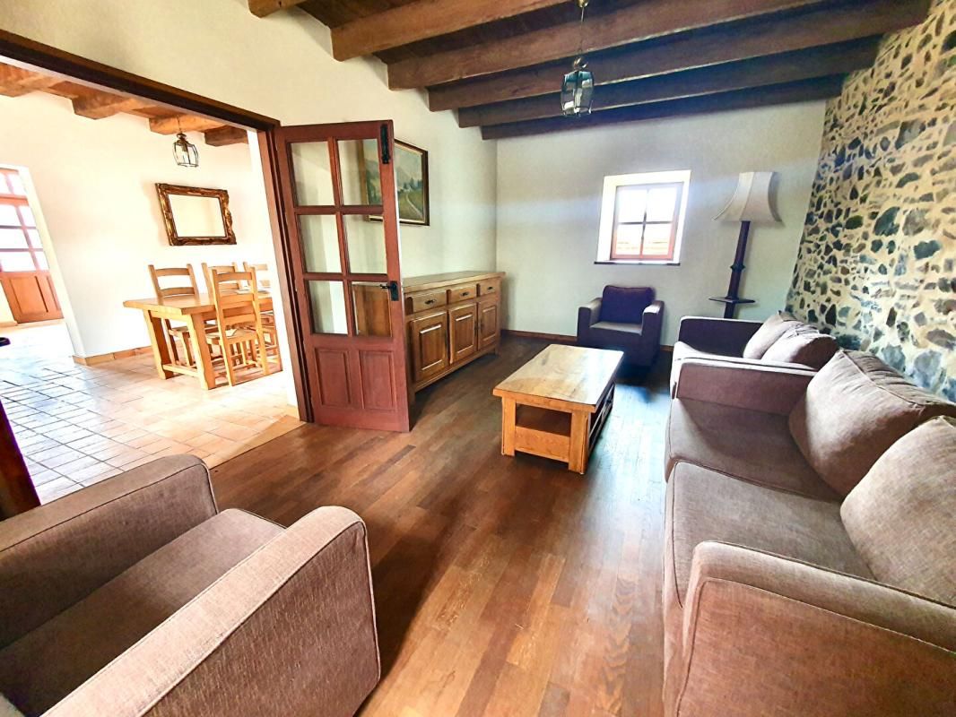 THEHILLAC Complexe de gîtes en excellent état et piscine chauffée au bourg. 4 maisons -12 chambres, 8 salles de bains, plage à 30 minutes 2