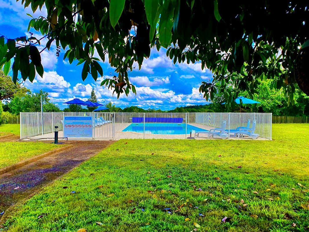 THEHILLAC Complexe de gîtes en excellent état et piscine chauffée au bourg. 4 maisons -12 chambres, 8 salles de bains, plage à 30 minutes 3