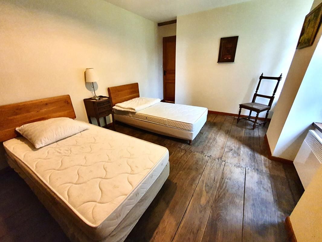 THEHILLAC Complexe de gîtes en excellent état et piscine chauffée au bourg. 4 maisons -12 chambres, 8 salles de bains, plage à 30 minutes 4