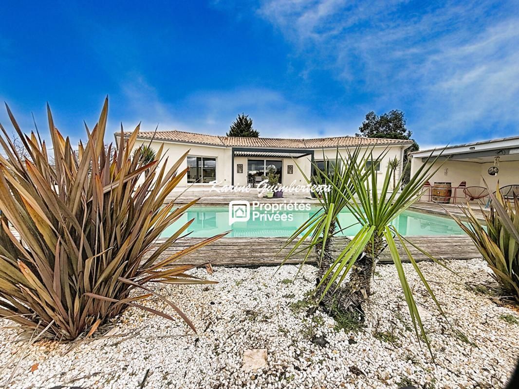 Villa de plain-pied  avec garage et piscine