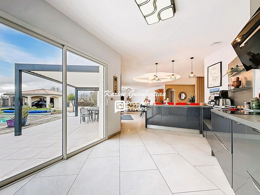 SAINT-DENIS-DE-PILE Villa de plain-pied  avec garage et piscine 2