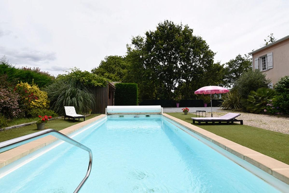 Villa de 220 m²  - Piscine & parc paysager de 1 300 m² - Calme absolu à proximité immédiate du centre-ville