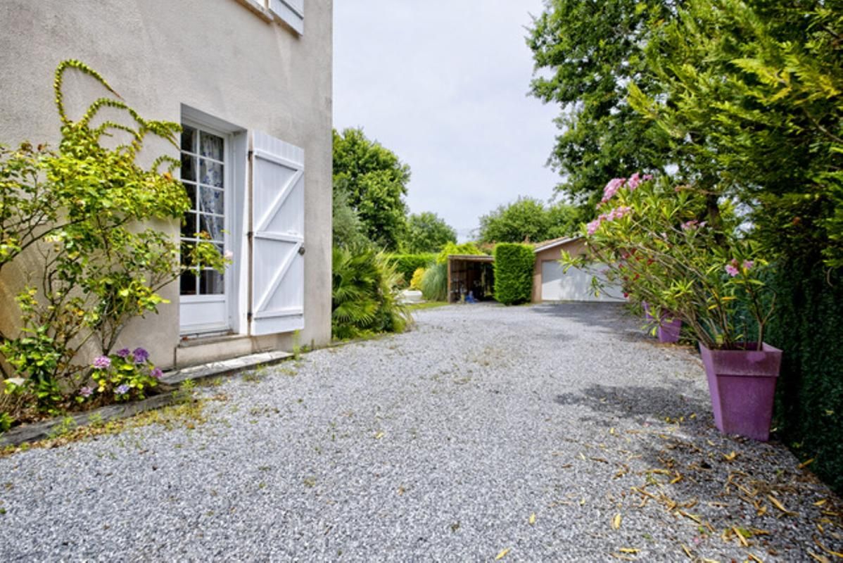 AUDENGE Villa de 220 m²  - Piscine & parc paysager de 1 300 m² - Calme absolu à proximité immédiate du centre-ville 3