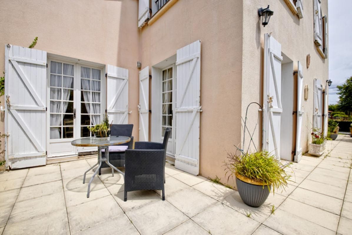 AUDENGE Villa de 220 m²  - Piscine & parc paysager de 1 300 m² - Calme absolu à proximité immédiate du centre-ville 4