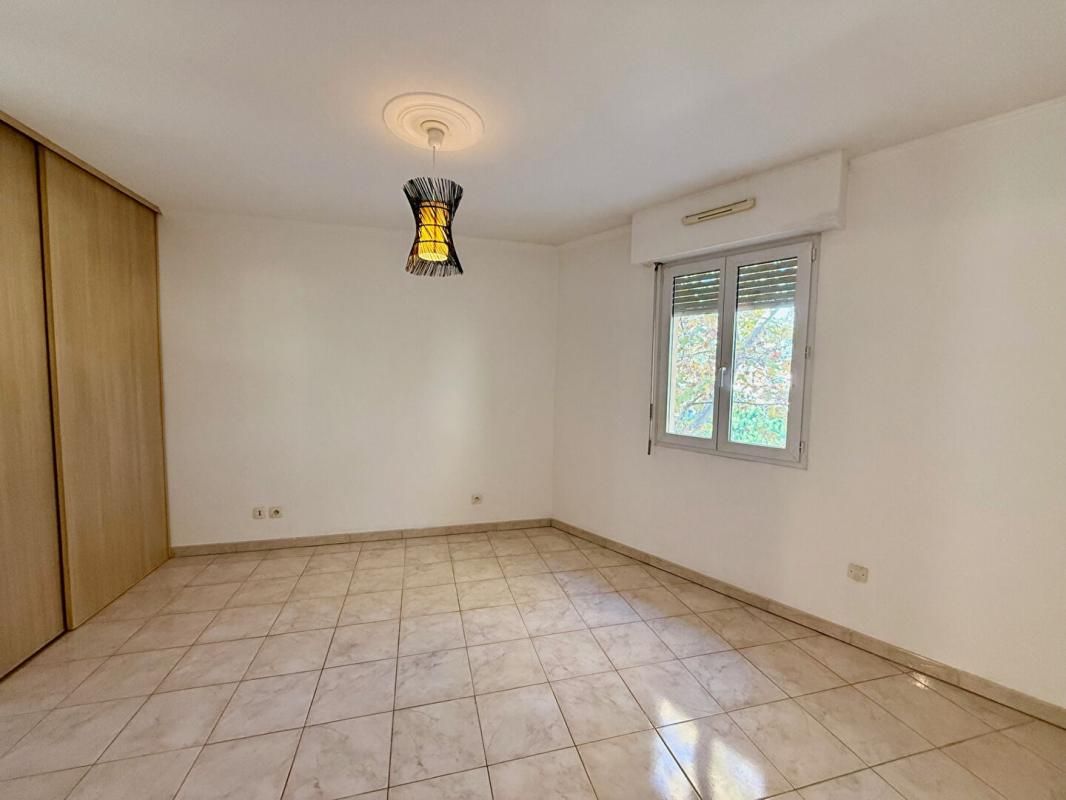 SIX-FOURS-LES-PLAGES Appartement T4 dernier étage avec ascenseur  et grande terrasse - Garage 2