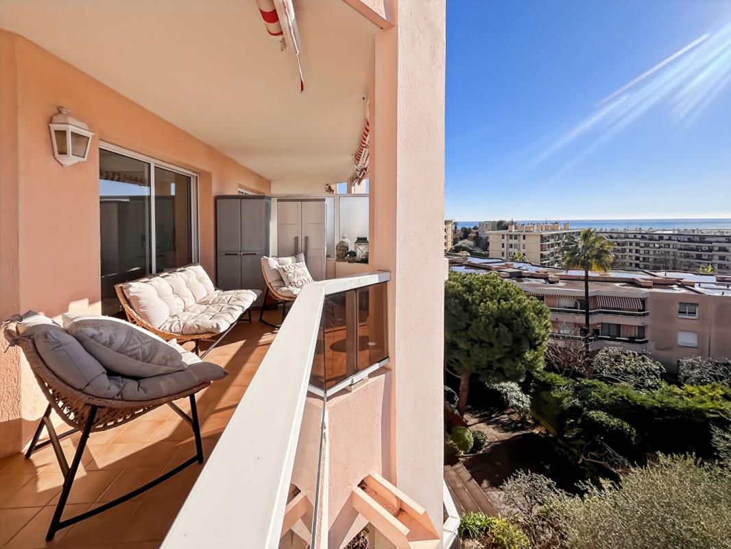 NICE CORNICHE FLEURIE - 2P -  AVANT DERNIER ETAGE - TERRASSE  21M2 - VUE MER - PISCINE - GARAGE 2