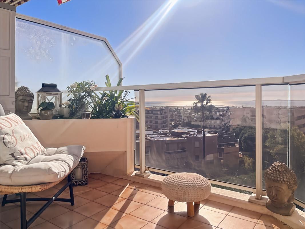 NICE CORNICHE FLEURIE - 2P -  AVANT DERNIER ETAGE - TERRASSE  21M2 - VUE MER - PISCINE - GARAGE 3