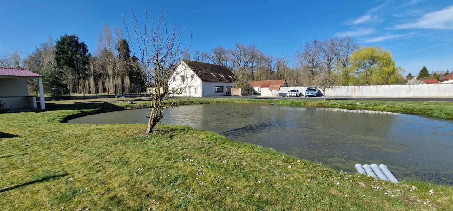 Maison  310 m² - 11 pièces dont 9 chambres - terrain 2561m² Noyers Sur Cher