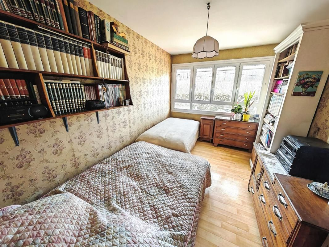 CHATEAUROUX Exclu investisseurs : Appartement T3/4 loué 73 m2, 1er étage, résidence St Germain à Châteauroux, cave et garage 3