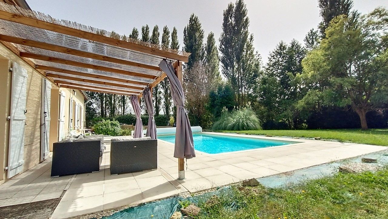 BRETTE-LES-PINS Longère de plain - pied rénovée 7 pièces de 126 m2 avec sa piscine et son superbe terrain extérieur à 10 mn de Le Mans secteur Sud Sarthe 4