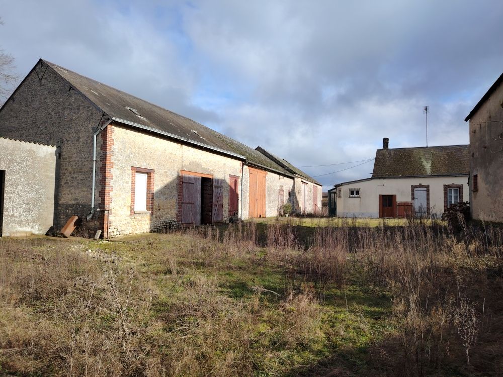 CHARTRES CORPS DE FERME AVEC NOMBREUSES DEPENDANCES 2