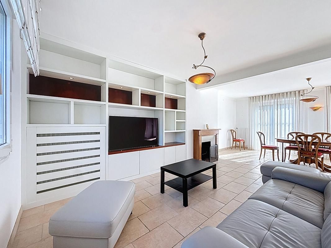 LOCQUELTAS Propriété familiale avec piscine. Vie de bourg à pied, volumes et cadre privilégié sur 930 m² de terrain. Locqueltas Centre 2