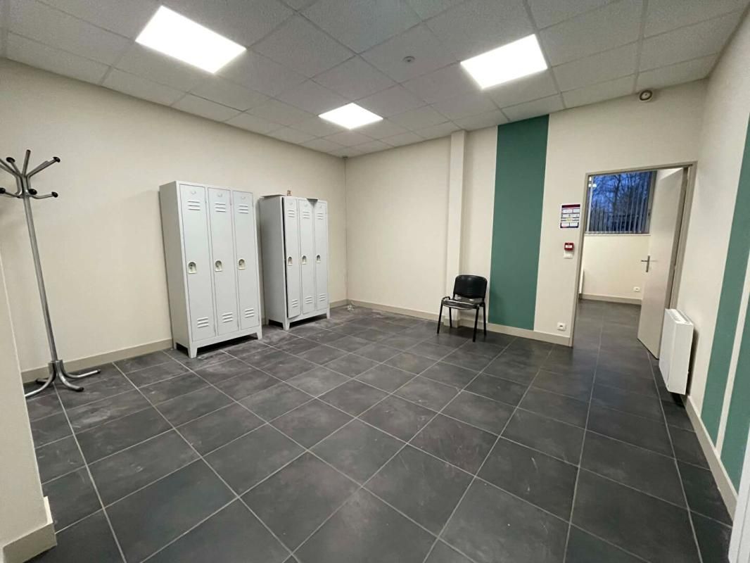 VERNEUIL EN HALATTE - Bureau avec coin cuisine à louer au Parc Alata