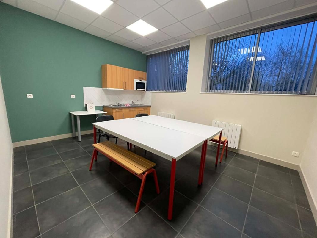 VERNEUIL-EN-HALATTE VERNEUIL EN HALATTE - Bureau avec coin cuisine à louer au Parc Alata 2