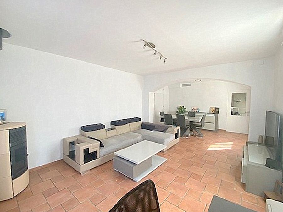 Maison familiale + LOCAL COMMERCIAL libre + dépendances et piscine