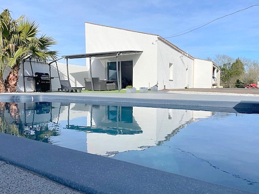 LA RONDE Maison familiale + LOCAL COMMERCIAL libre + dépendances et piscine 3