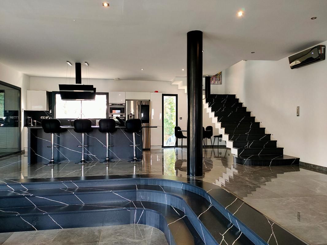 SAINTE-EULALIE MAISON 224 m² - 7 PIECES - GARAGE ET DEPENDANCES - TERRAIN 3232 m² 4