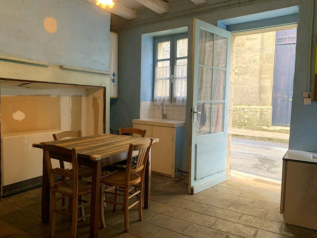 SAUZET Maison de village en pierre à rénover 3