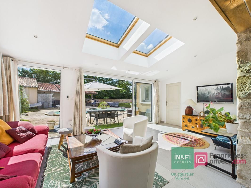 GIZAY Maison de 220 m2 à Gizay avec deux logements indépendants, 5 chambres, jardin, piscine 2