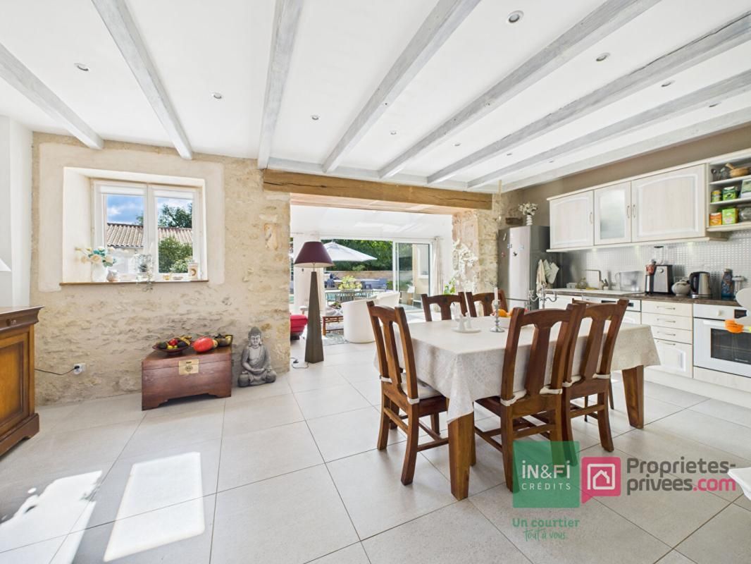 GIZAY Maison de 220 m2 à Gizay avec deux logements indépendants, 5 chambres, jardin, piscine 3