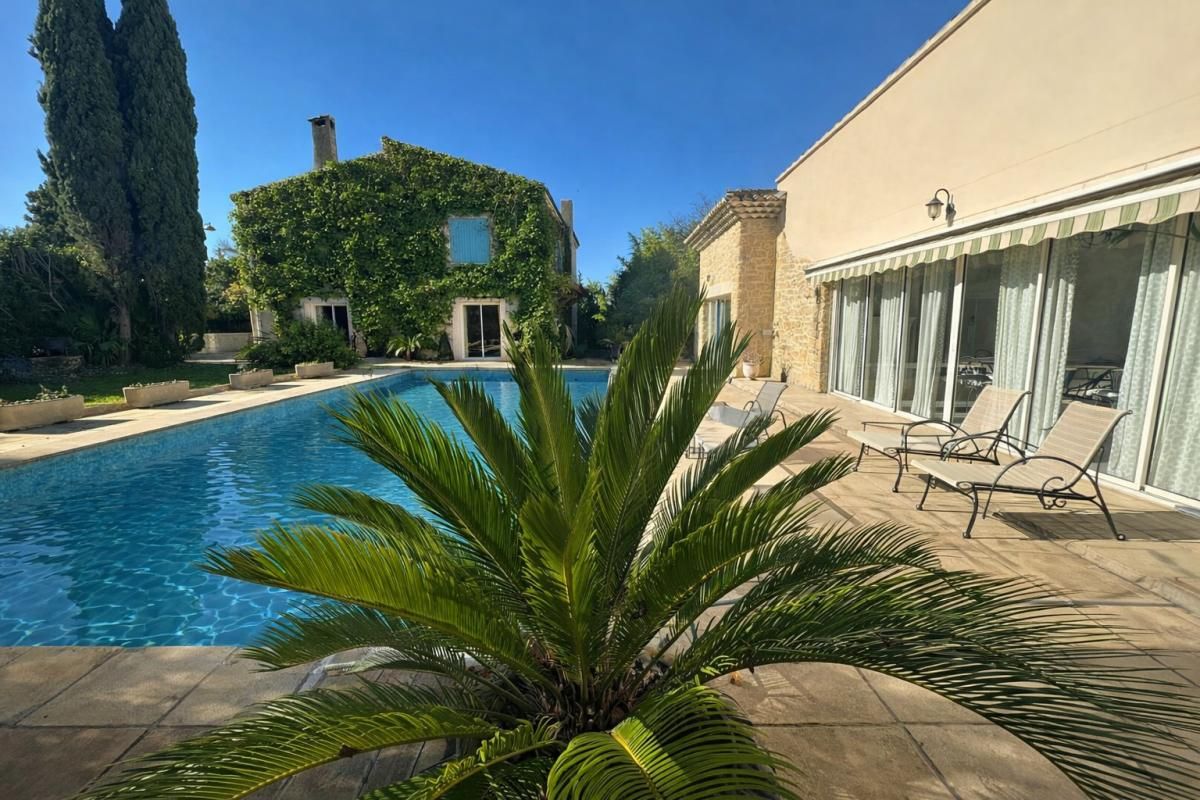 St Victoret - Propriété de 429 m² avec dépendances, piscine, pool house