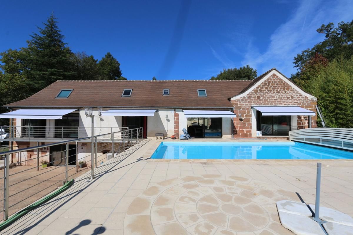 Maison en pierre avec piscine chauffé et terrain 17 hectares