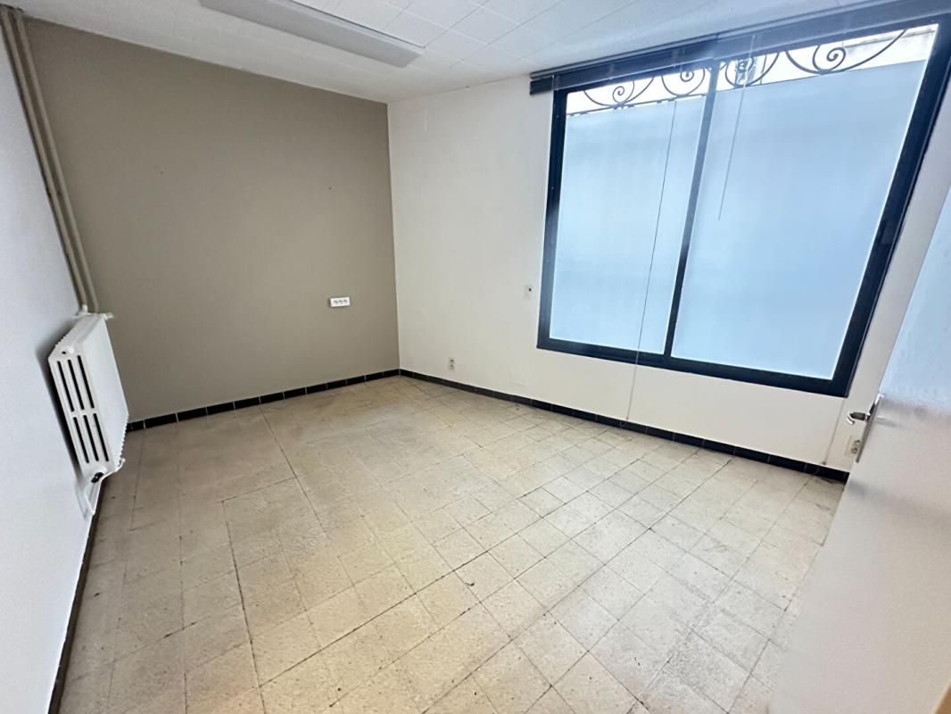SALON-DE-PROVENCE SALON DE PROVENCE - Local commercial  bureau centre ville  85 m² 2