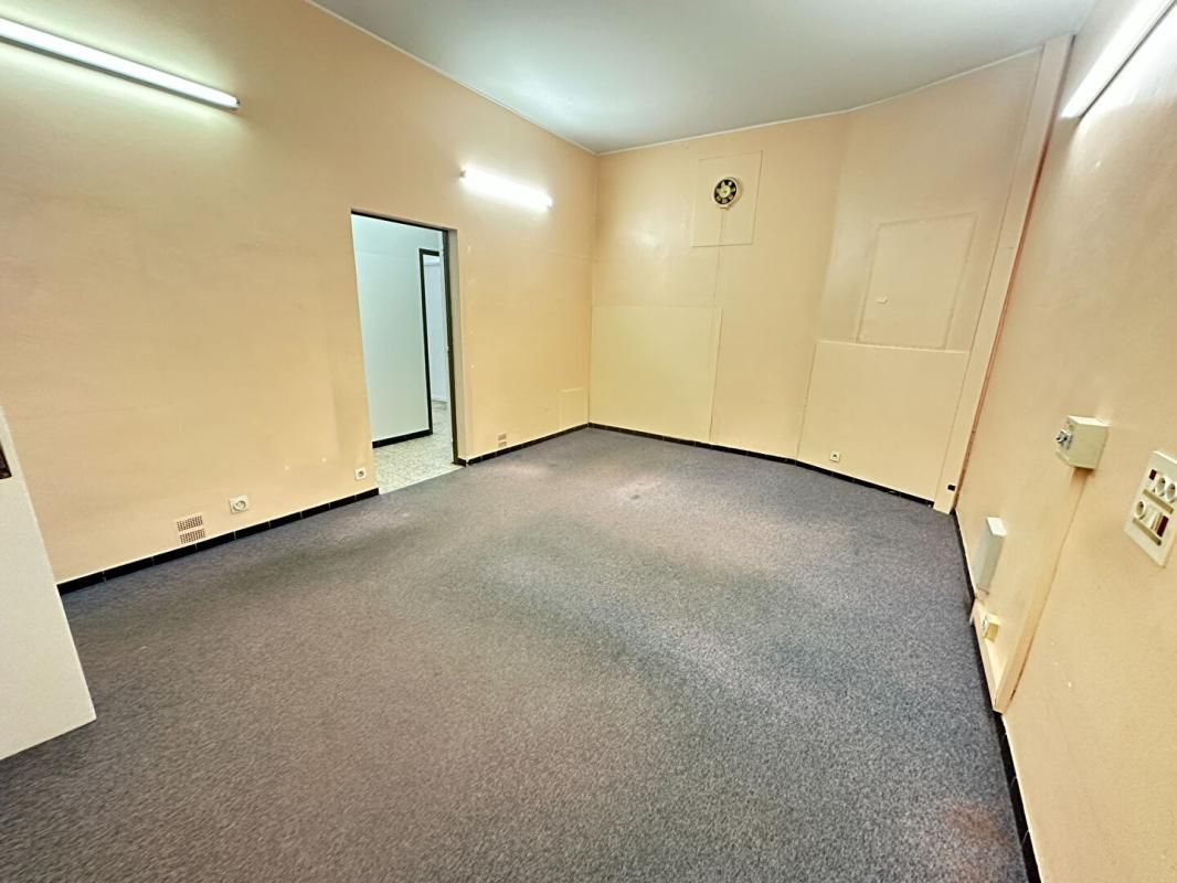 SALON-DE-PROVENCE SALON DE PROVENCE - Local commercial  bureau centre ville  85 m² 3