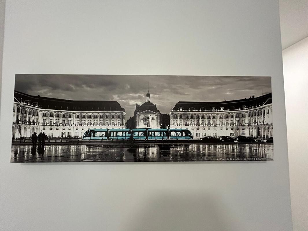 CENON Appartement   T3 de 97 m2 environ moderne vendu meublé au 6 eme et dernier étage avec une vue panoramique 4