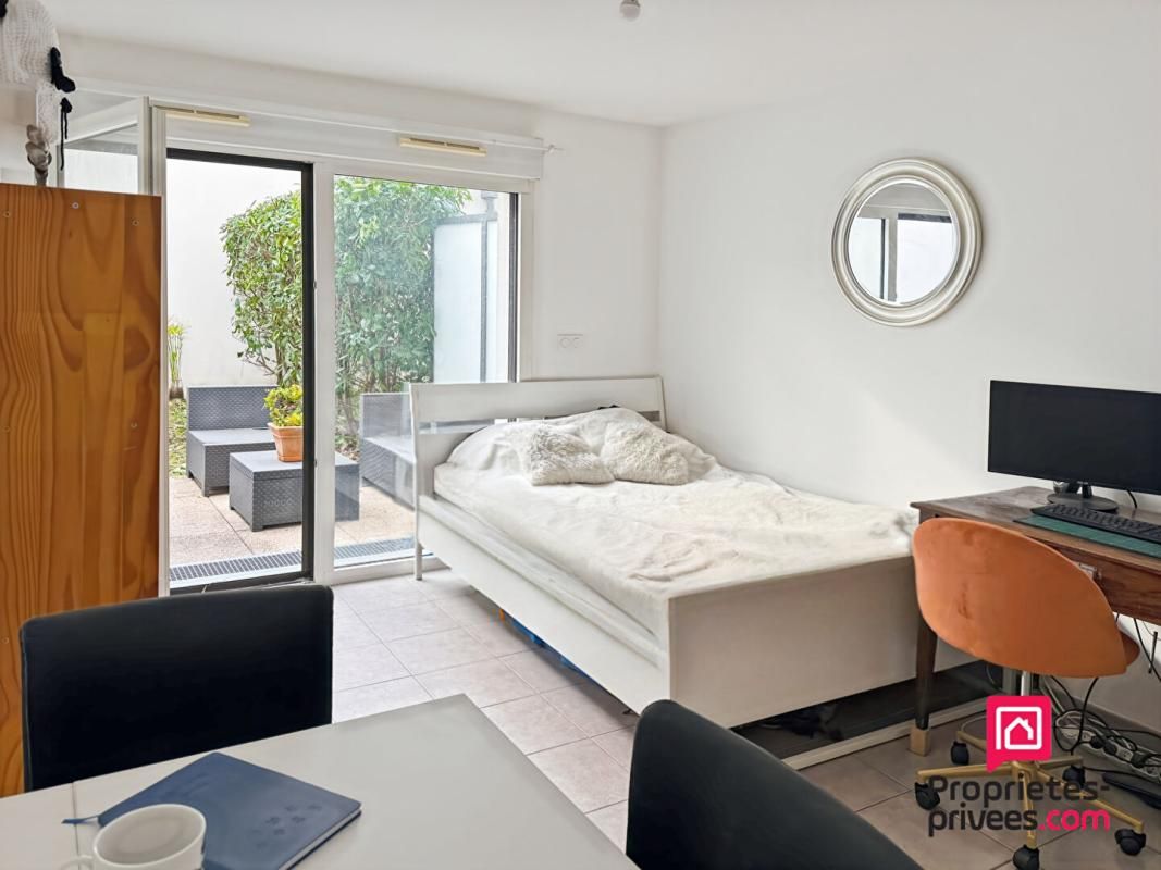 NANTES - STUDIO HYPER CENTRE AU CALME AVEC TERRASSE ET VERDURE