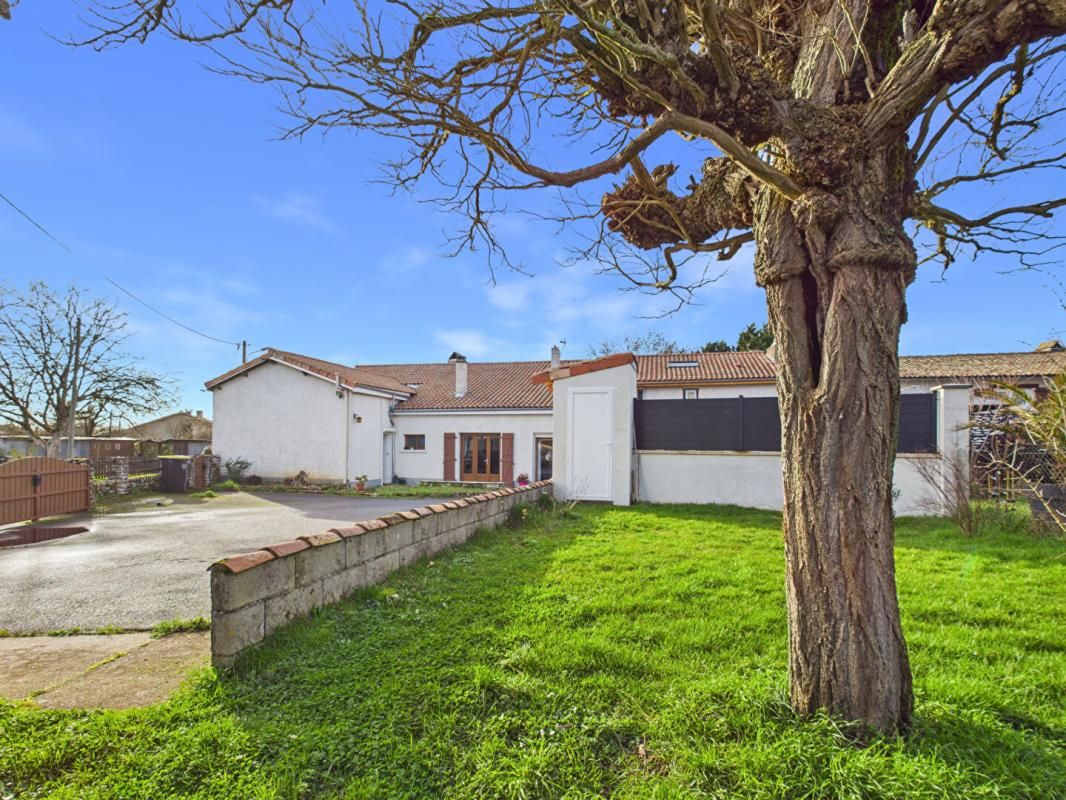 VIVONNE Maison ancienne rénovée à Vivonne de 165 m2, 4 chambres, 1 bureau, jardin, garage 1