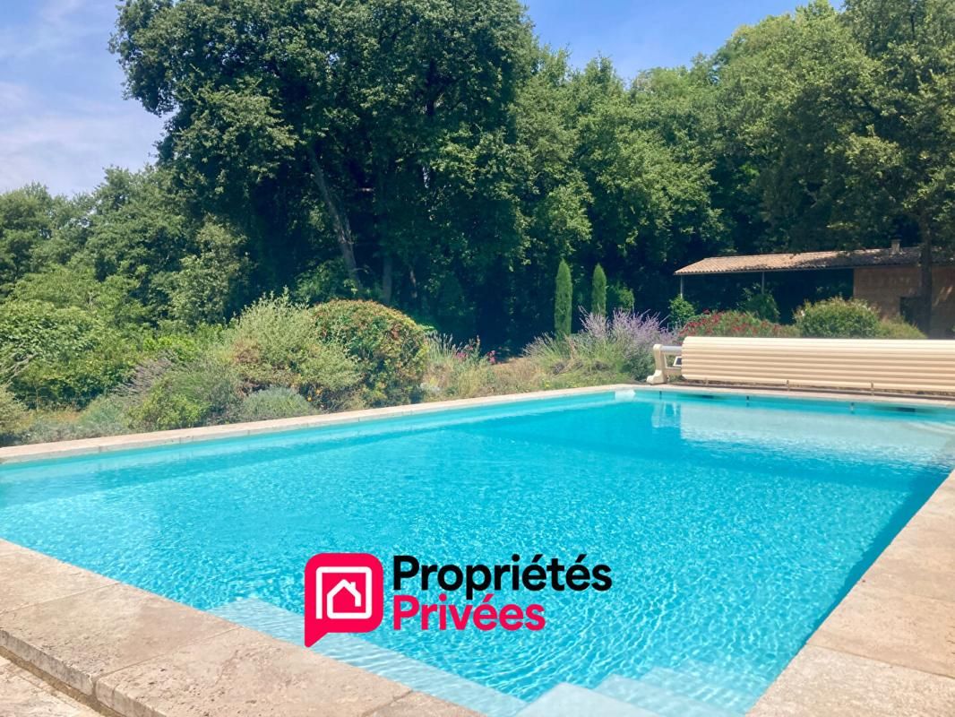 Bastide provençale en pierres, proche UZES