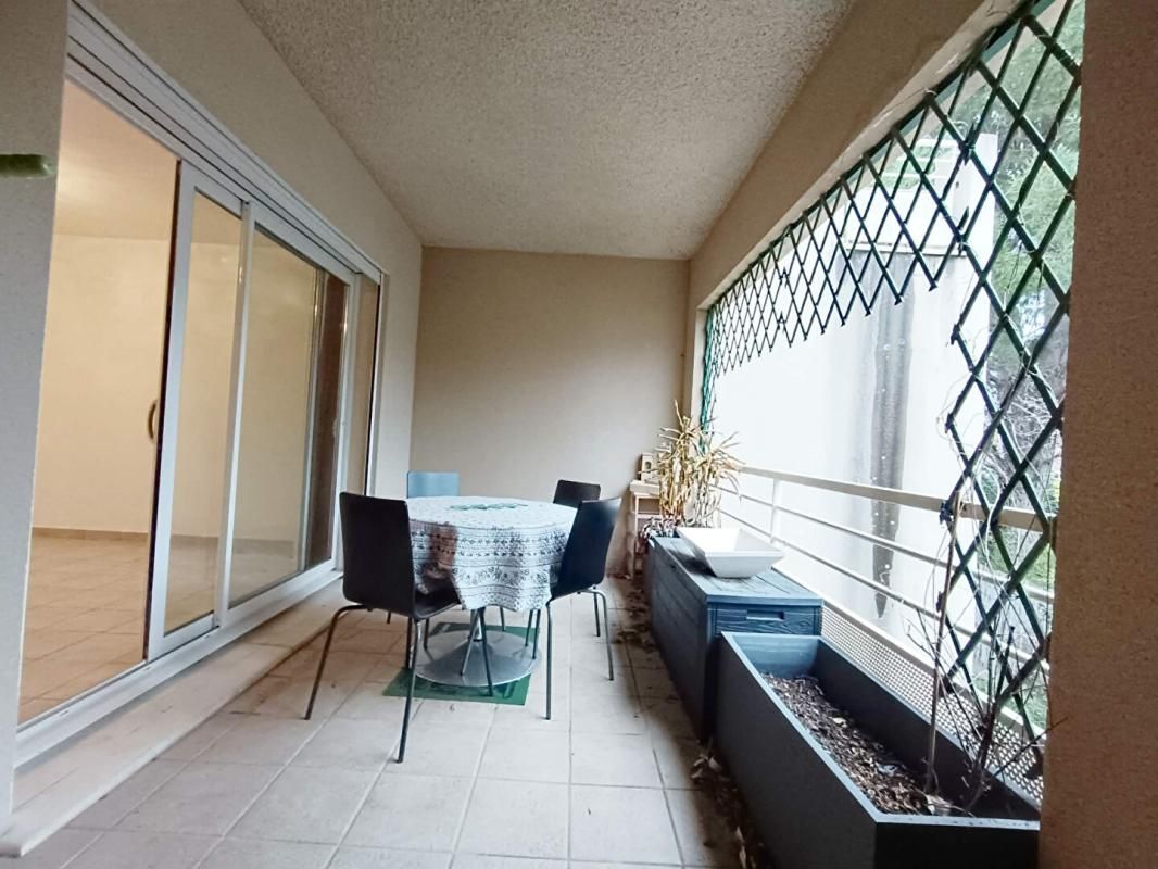 Appartement Saint Chamas 2 pièce(s) 45 m2 + TERRASSE ET STATIONNEMENT
