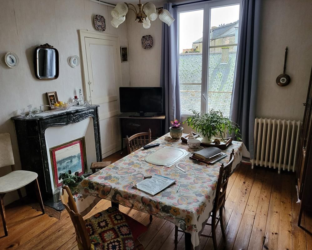 SABLE-SUR-SARTHE SABLE SUR SARTHE - IMMEUBLE MIXTE, COMMERCE et 4 LOGEMENTS 2