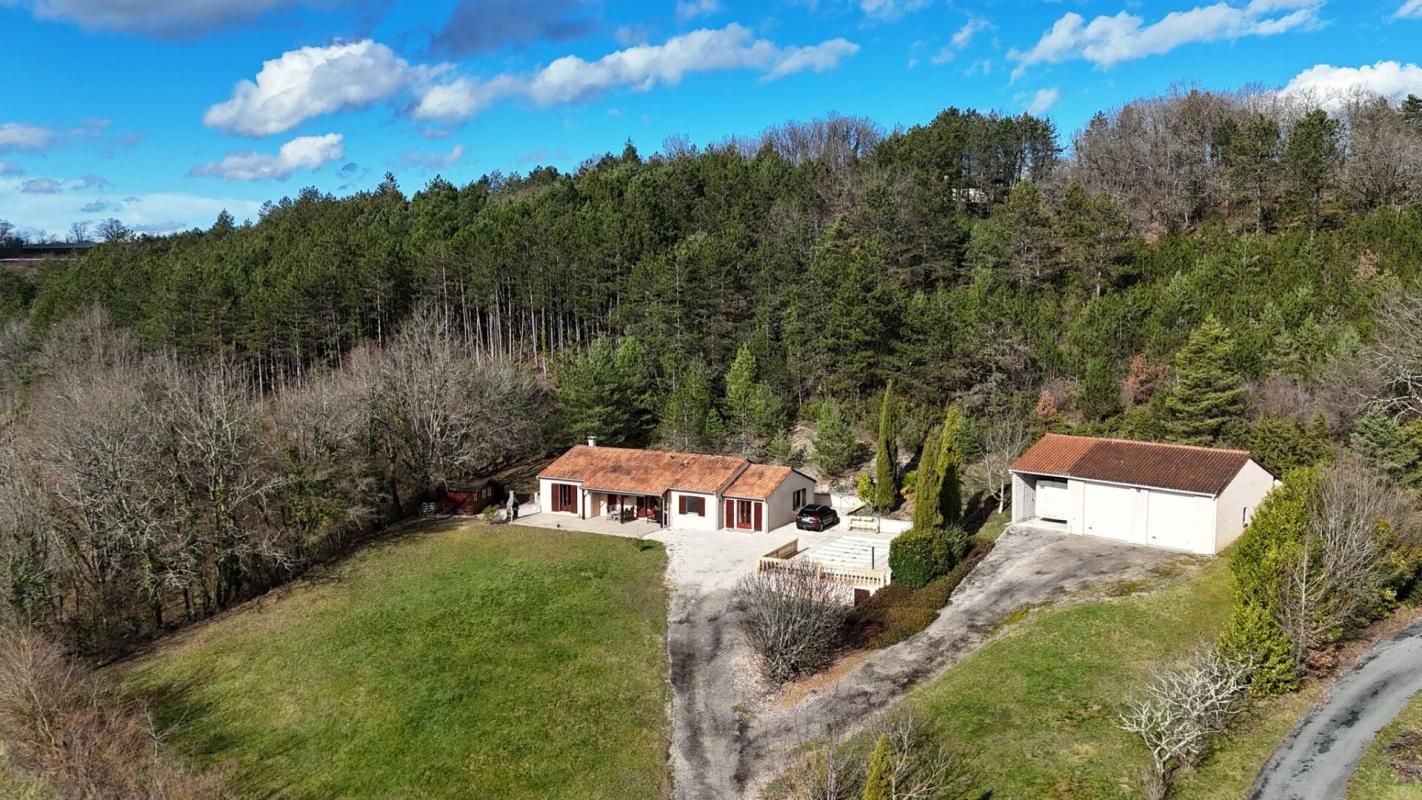 Maison de plain-pied avec piscine et garage