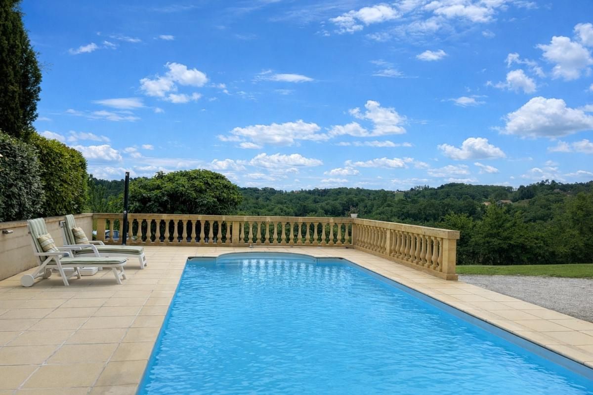 VEYRINES-DE-DOMME Maison de plain-pied avec piscine et garage 2