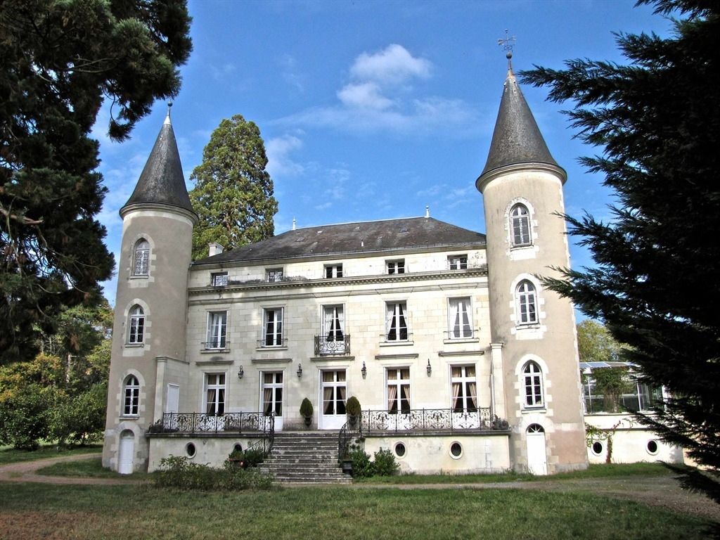TOURNON-SAINT-PIERRE Château XVIII sur 4 Ha 50  de parc clos 2