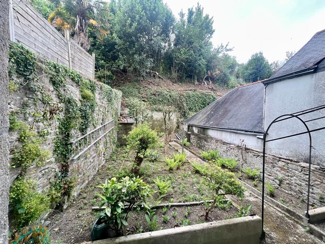 QUIMPER Maison années 30 à rénover avec garage et jardin (quartier Gare Quimper) 2