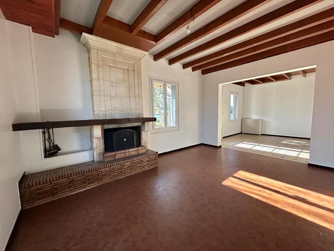 SAINT-GERVAIS A 3 minutes de Saint-André de Cubzac, venez découvrir cette maison en pierre de caractère avec ses dépendances 3