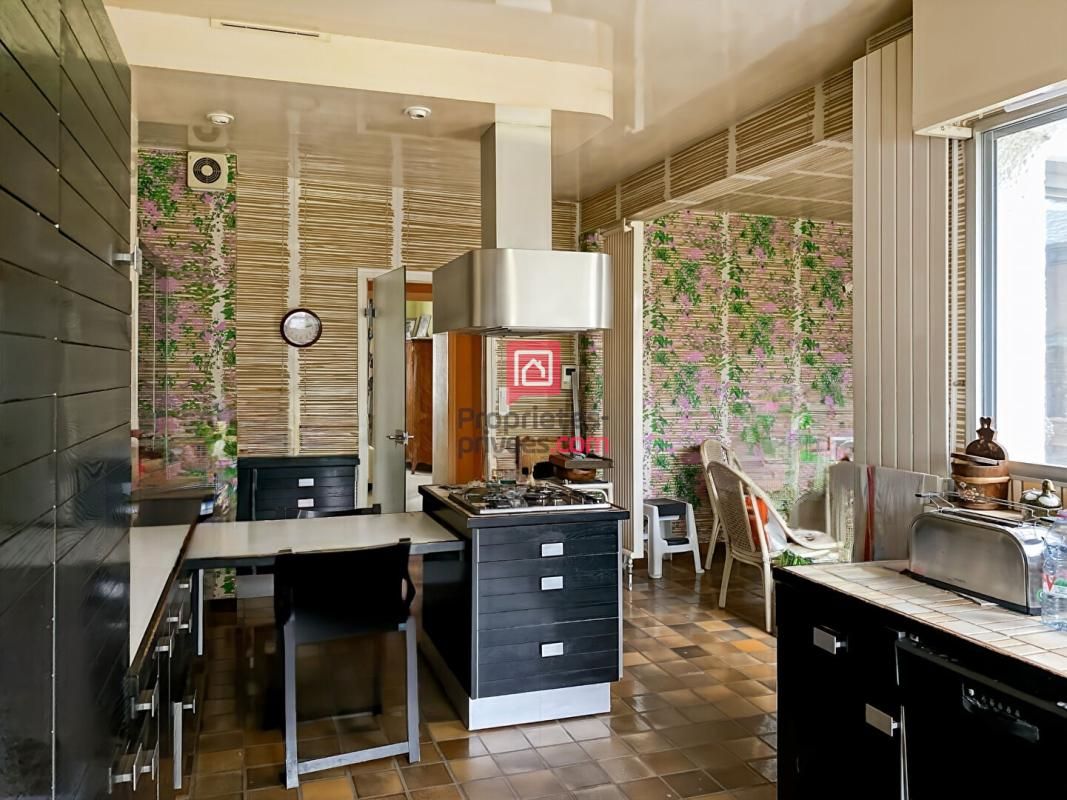 VILLENEUVE-SUR-YONNE EXCLUSIF ! Maison d'Architecte de 4 chambres dont 2 avec balcons, et piscine 2