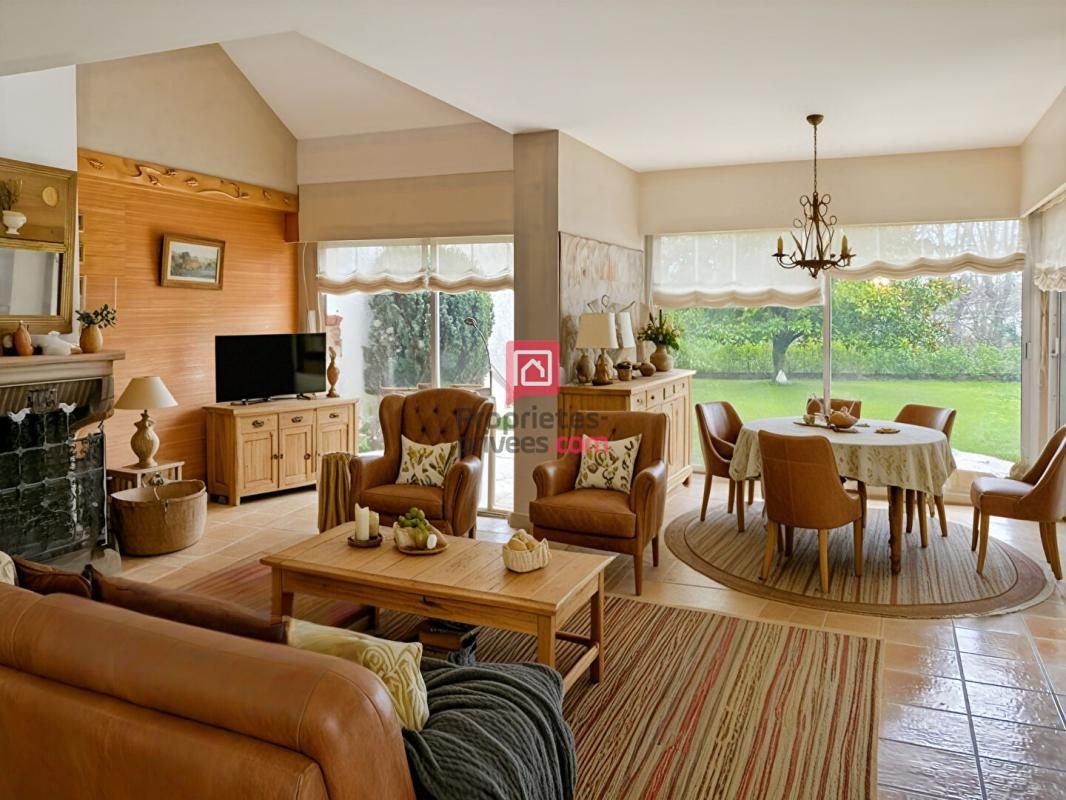 VILLENEUVE-SUR-YONNE EXCLUSIF ! Maison d'Architecte de 4 chambres dont 2 avec balcons, et piscine 3