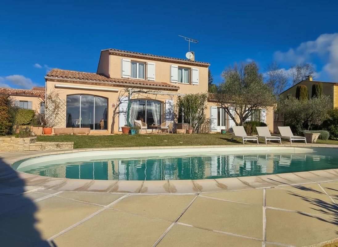 PIERREVERT, SUPERBE VILLA de 165 m² avec piscine, jardin clos et arboré de 1100 m² et belles prestations
