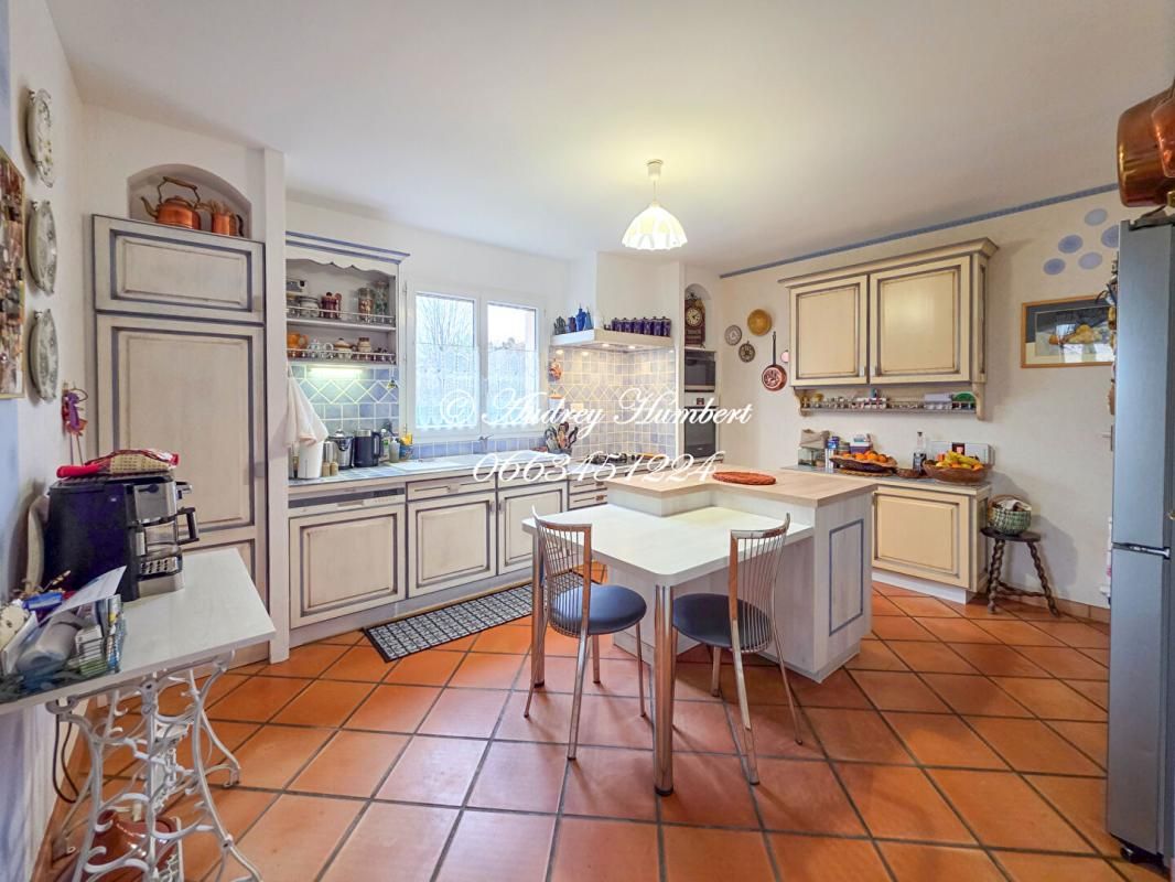 PIERREVERT PIERREVERT, SUPERBE VILLA de 165 m² avec piscine, jardin clos et arboré de 1100 m² et belles prestations 3