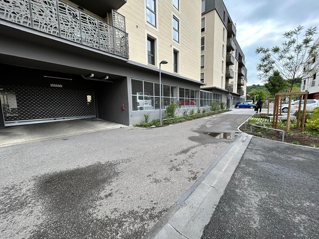 2 PLACES DE PARKING - Bas Cenon - Près de ligne A et à 50 mètres de l'arrêt SNCF de Cenon