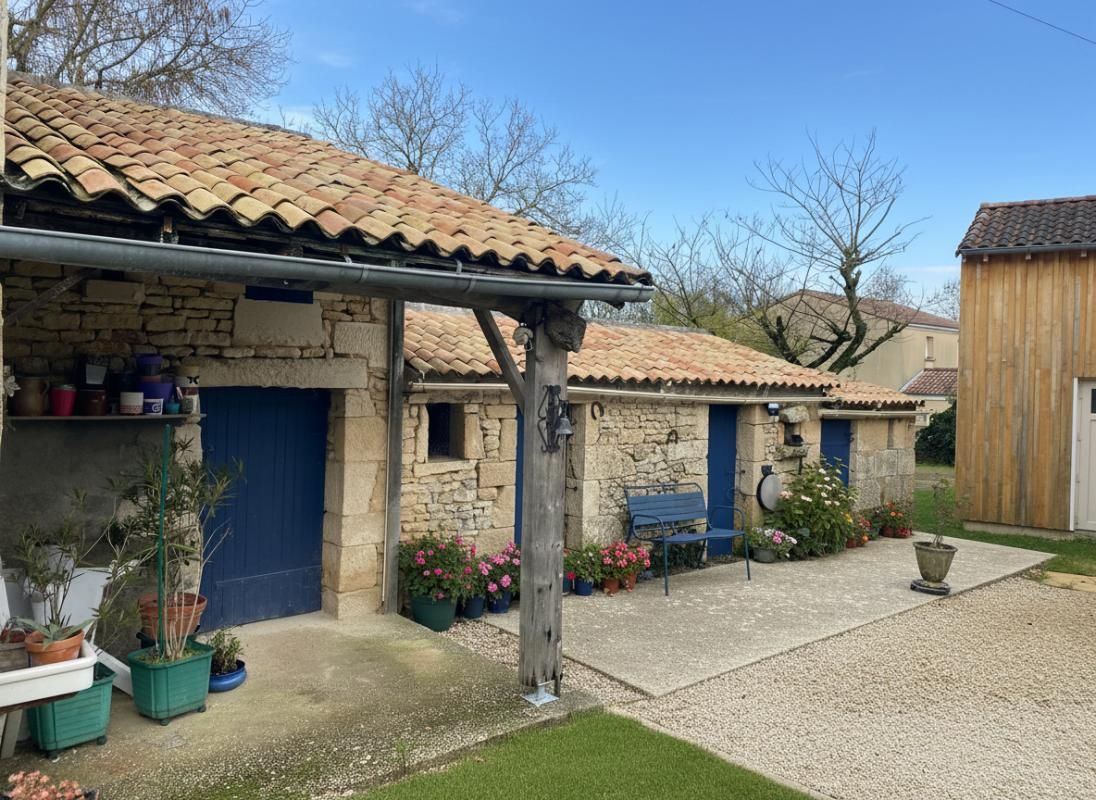 LA CRECHE Maison en pierre de caractère avec dépendances  (79260) La Crèche 3