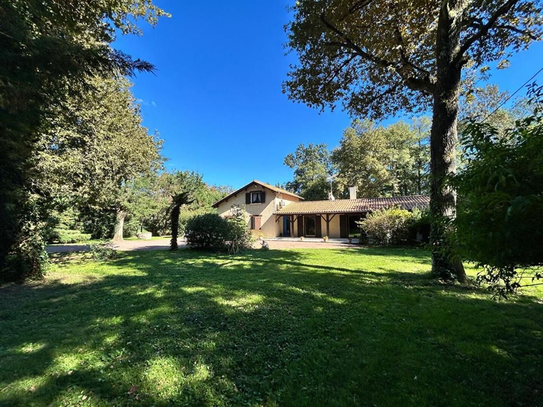 DÉCOUVREZ LE CHARME ET LES VOLUMES D'UNE MAISON CONTEMPORAINE   208 M2 - 4 CHAMBRES   À AUBIE ( VAL DE VIRVÉE) DANS UN PARC ARBORÉ POUR SAVOURER LA TRANQUILITÉ