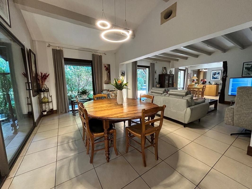 AUBIE-ET-ESPESSAS DÉCOUVREZ LE CHARME ET LES VOLUMES D'UNE MAISON CONTEMPORAINE   208 M2 - 4 CHAMBRES   À AUBIE ( VAL DE VIRVÉE) DANS UN PARC ARBORÉ POUR SAVOURER LA TRANQUILITÉ 3